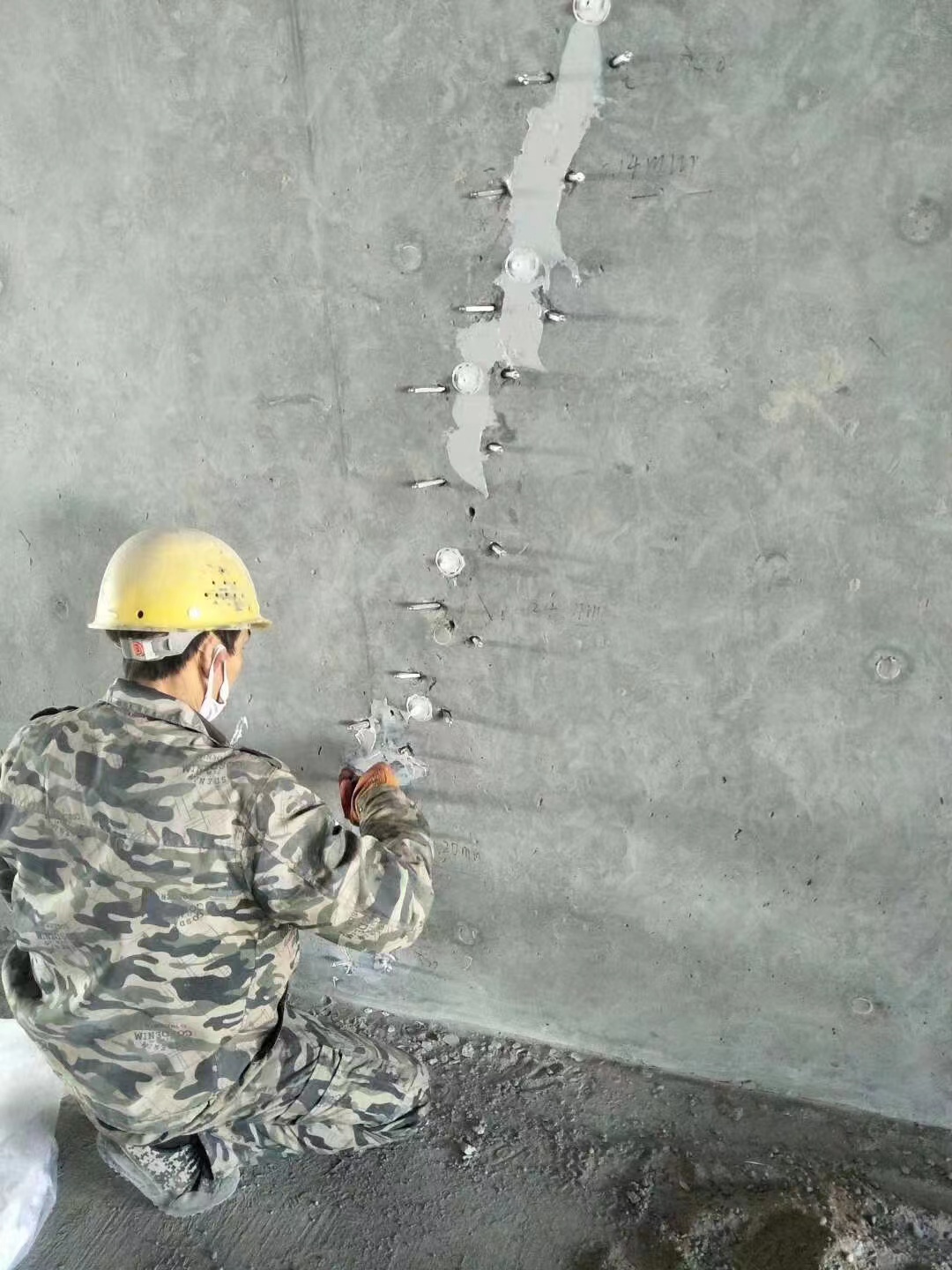 汤阴混凝土楼板裂缝加固施工的方案
